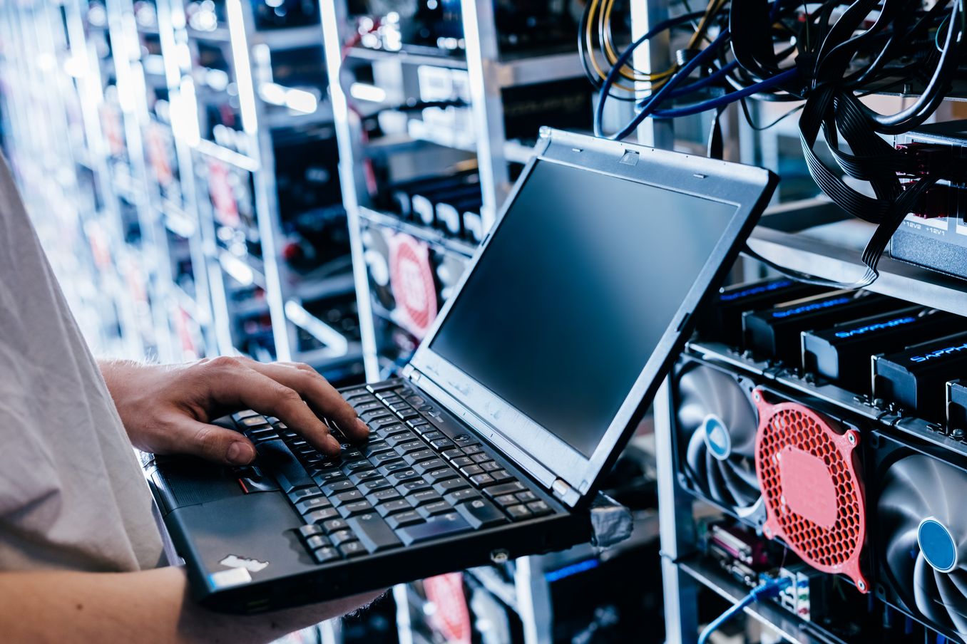 Software Engineering Studium – Mann ueberprueft eine Software am Laptop