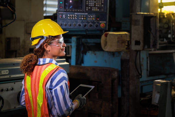 Metalltechnikerin bei der Arbeit