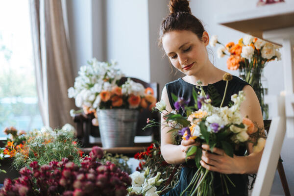 Floristin arbeitet an Blumenstrauß