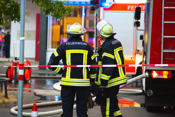 Beamte bei der Feuerwehr im Einsatz