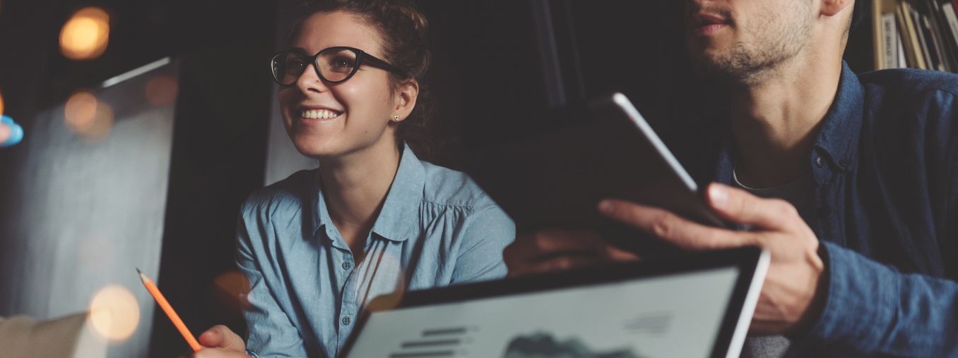 Business Administration Studium – zwei Personen bei einem internationalen Meeting