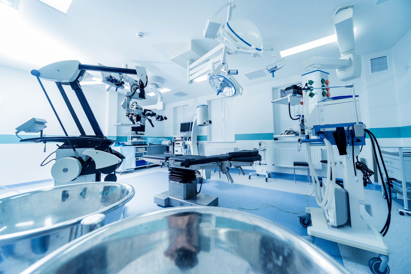 Medizintechnik Studium – Praxisraum voller medizinischer Geraete
