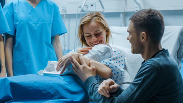 Doula unterstützt Mutter nach der Geburt.jpeg Doula unterstützt Mutter nach der Geburt.jpeg