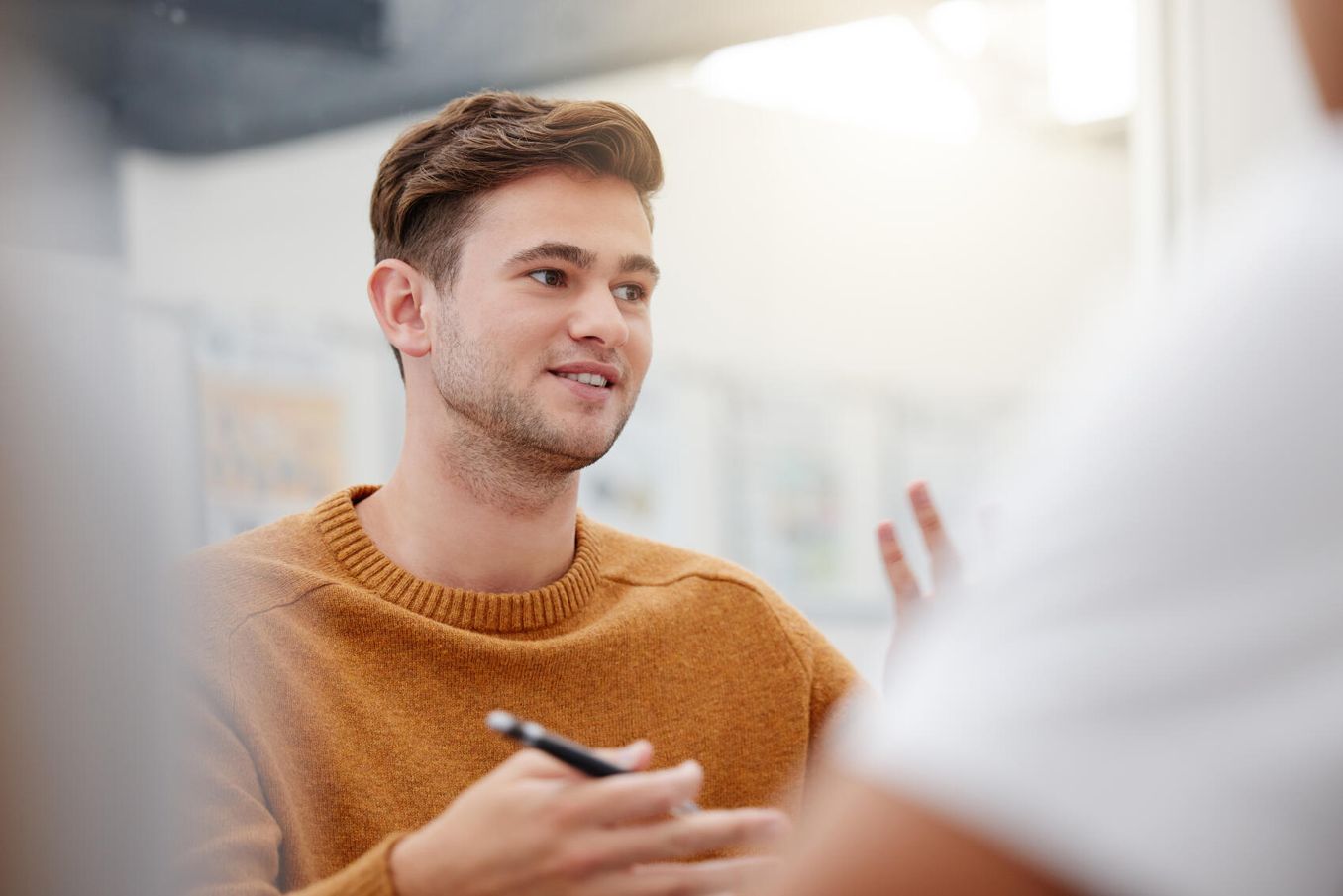 Berufsbegleitendes Studium – Student diskutiert in Vorlesung