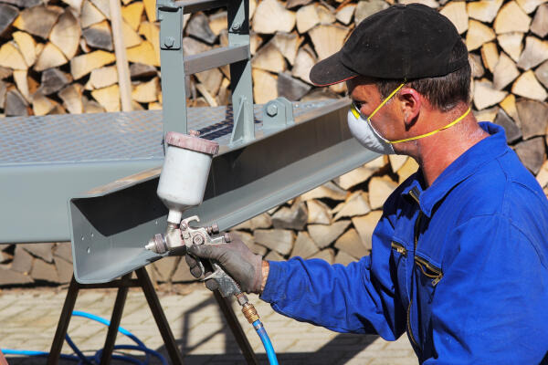 Bauten- und Objektbeschichter spru¨ht Lack auf Bauten- und Objektbeschichter spru¨ht Lack auf