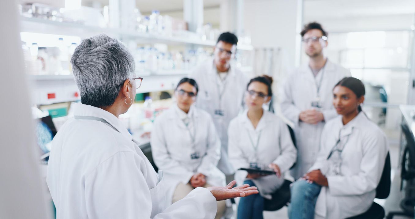 Zulassungsbeschränkte Studiengänge – Studierende mit Dozentin im Labor