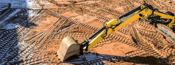 Bagger steht auf Baustelle Bagger steht auf Baustelle