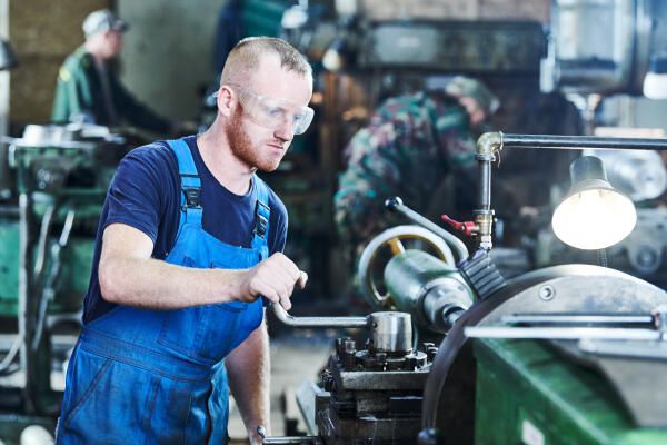 Verfahrensmechaniker für Kunststoff- und Kautschuktechnik fräst Kunststoff