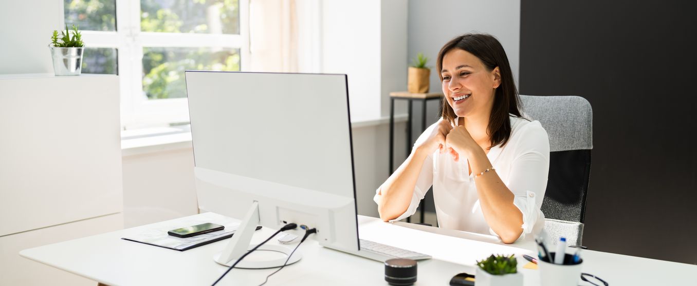 Public Administration Studium – Frau sitzt am Schreibtisch vor einem Computerbildschirm