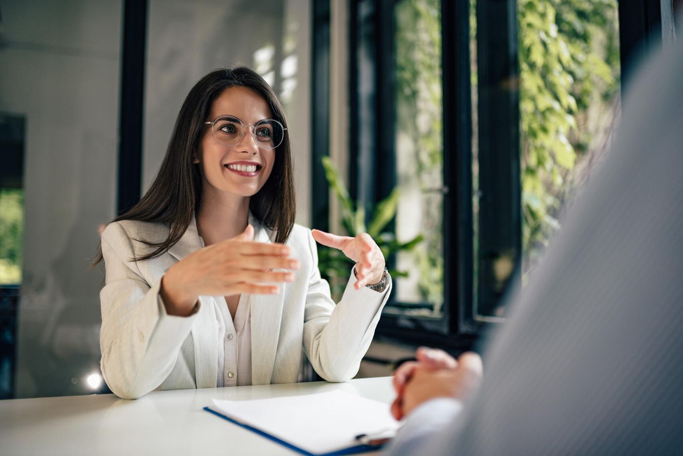 Wirtschaftspsychologie Einstiegsgehalt – Wirtschaftspsychologin bei der Arbeit