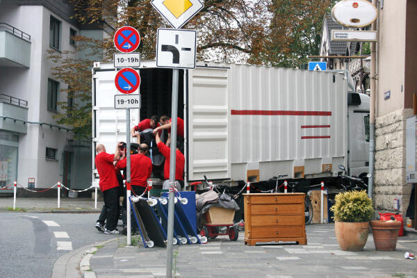 Beladen des Umzugsfahrzeugs Beladen des Umzugsfahrzeugs