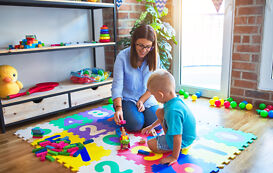 Duales Studium Kindheitspädagogik – Frau spielt mit Kind Duales Studium Kindheitspädagogik – Frau spielt mit Kind