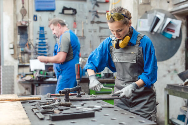 Metallbildnerin bearbeitet Metall Metallbildnerin bearbeitet Metall