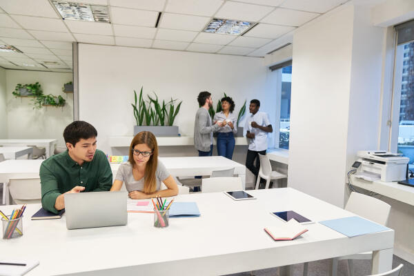 Im Büro Berichte zur Veranstaltung anfertigen