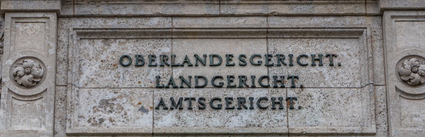 Rechtspfleger Studium – Aufschrift an einem Gerichtsgebaeude