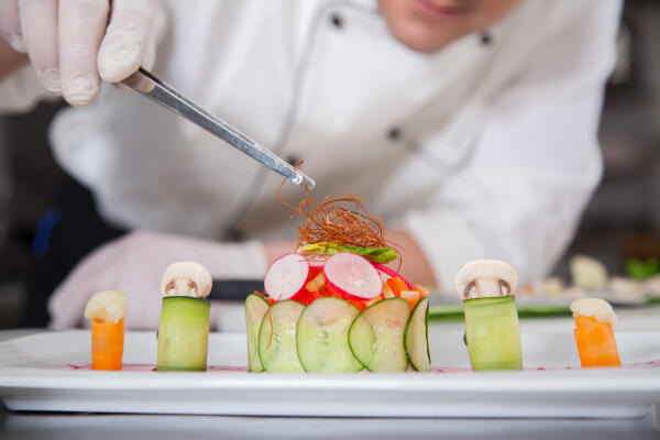 Fernsehkoch richtet Essen an Fernsehkoch richtet Essen an