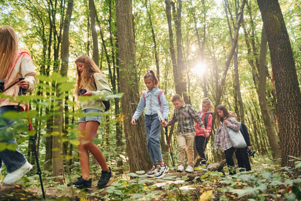 Natur- und Umweltpädagogen unterrichten Kinder im Freien