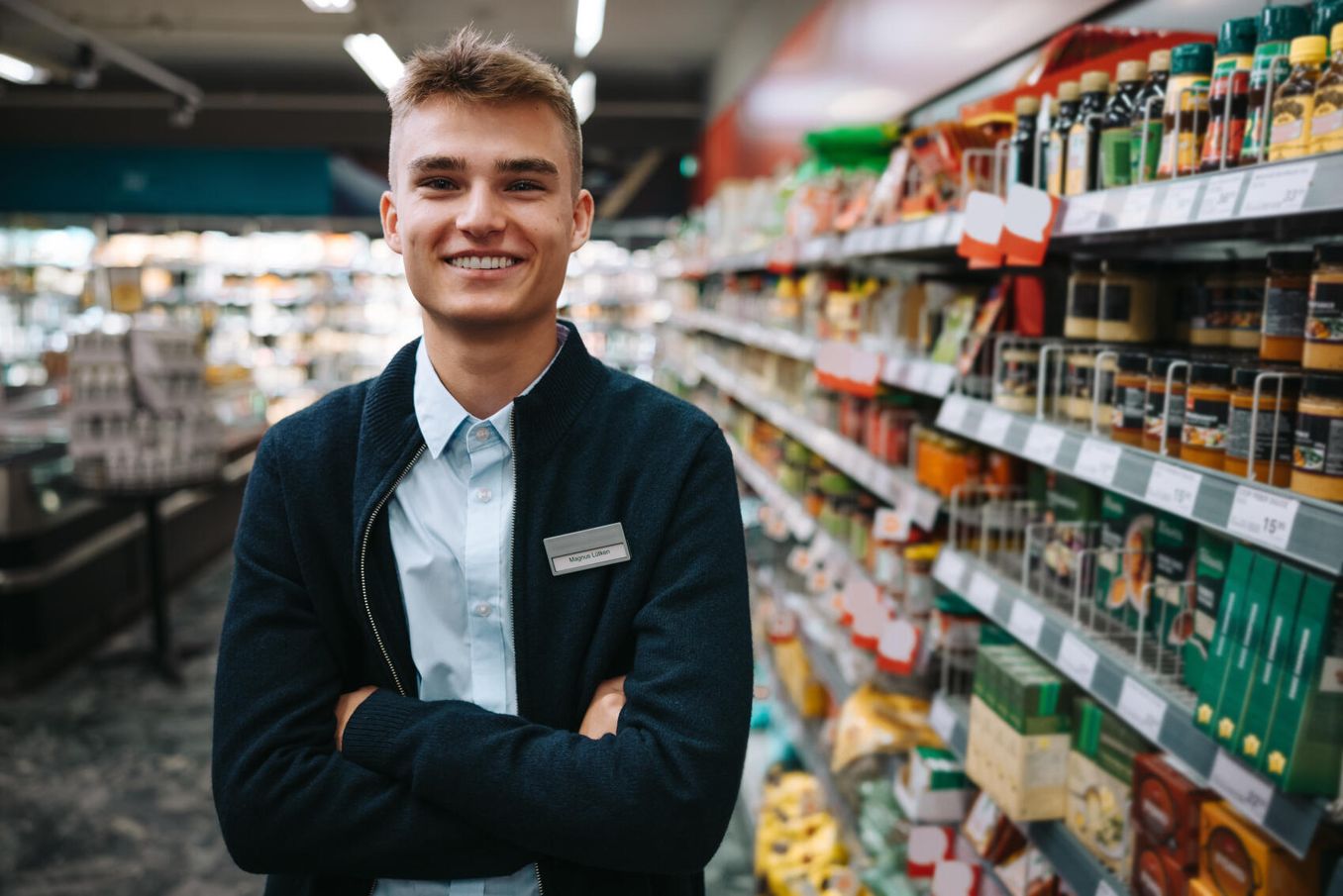 Handel Studium – Filialleiter steht im Supermarkt