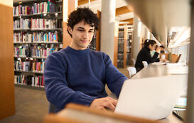 Student schreibt seine Seminararbeit Einleitung Student schreibt seine Seminararbeit Einleitung