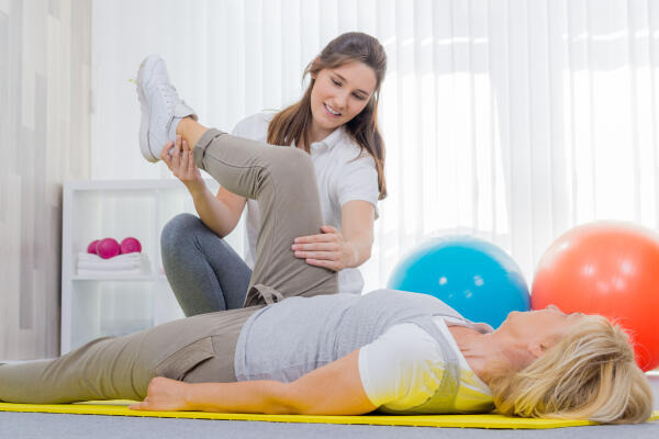 Chiropraktikerin behandelt Patientin Chiropraktikerin behandelt Patientin