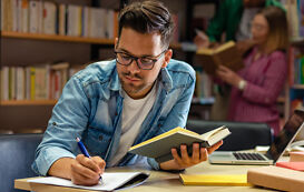 Seminararbeit zitieren – Student mit Buch Seminararbeit zitieren – Student mit Buch