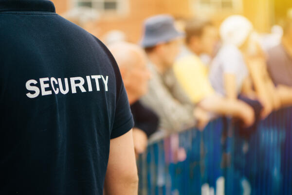 Servicekraft für Schutz und Sicherheit bei einer Veranstaltung