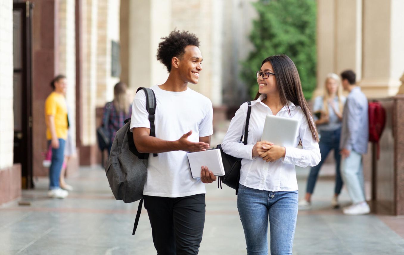 Abschlüsse – Zwei Hochschulabsolventen