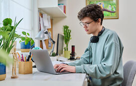 Student schreibt Seminararbeit Gliederung am Laptop Student schreibt Seminararbeit Gliederung am Laptop