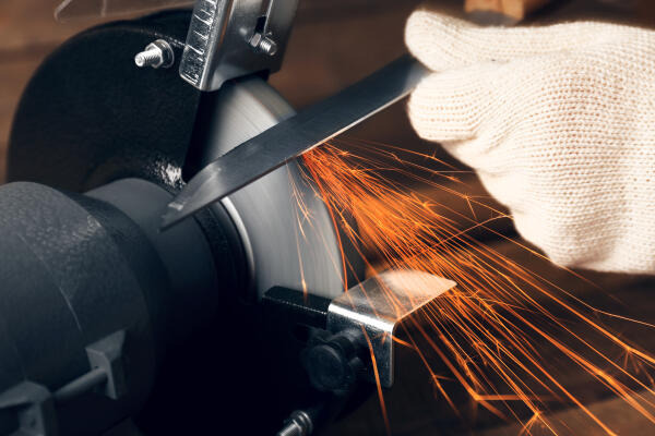 Präzisionswerkzeugmechaniker schleift Messer Präzisionswerkzeugmechaniker schleift Messer