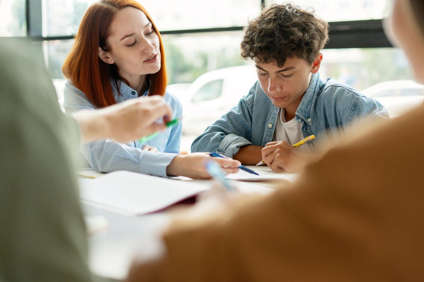 Nachhilfe fuer Studenten – Frau erklaert mathematische Aufgabe