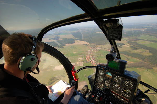 Berufshubschrauberführer fliegen im Cockpit