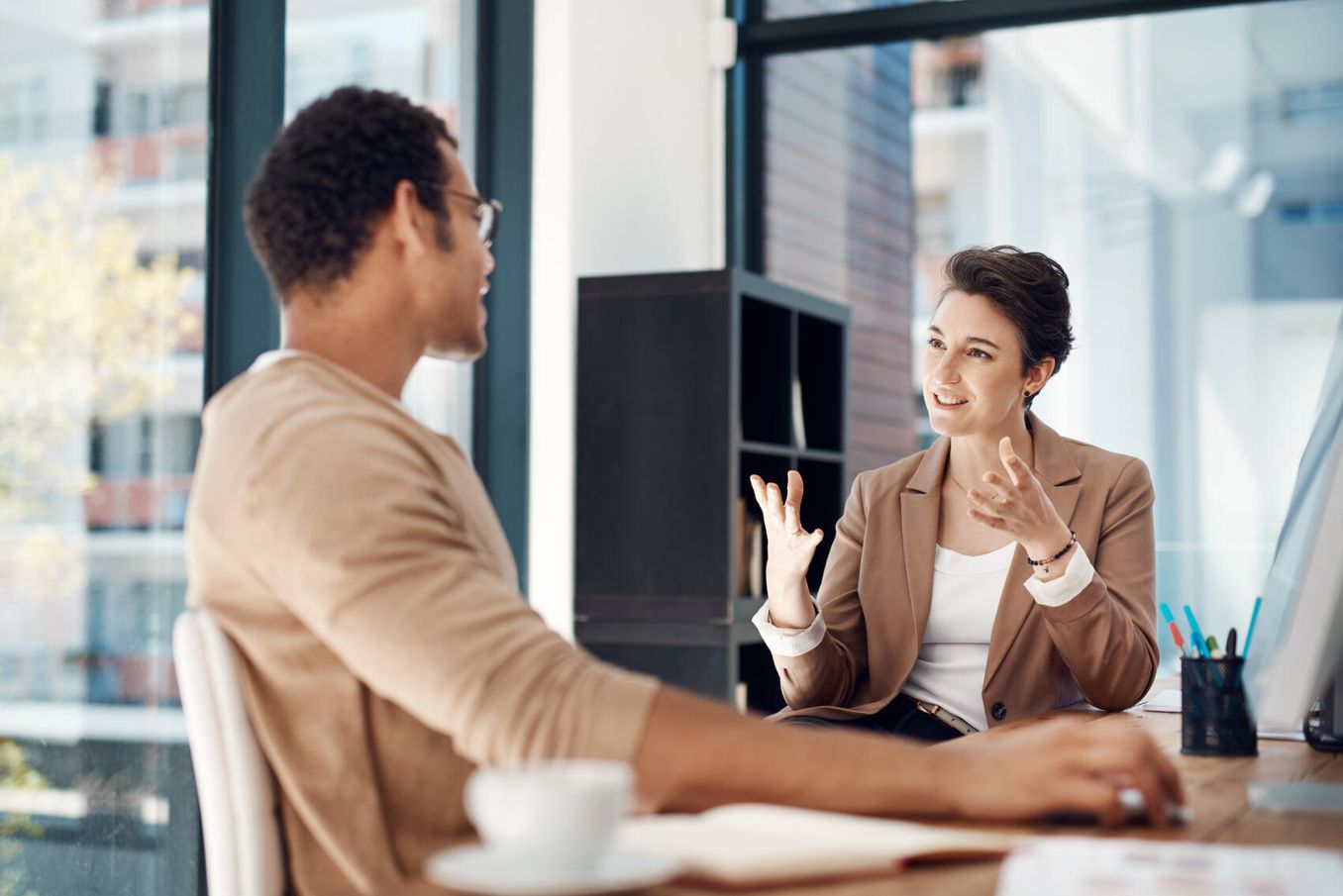 Zwei Personen im Wirtschaftspsychologie Studium unterhalten sich