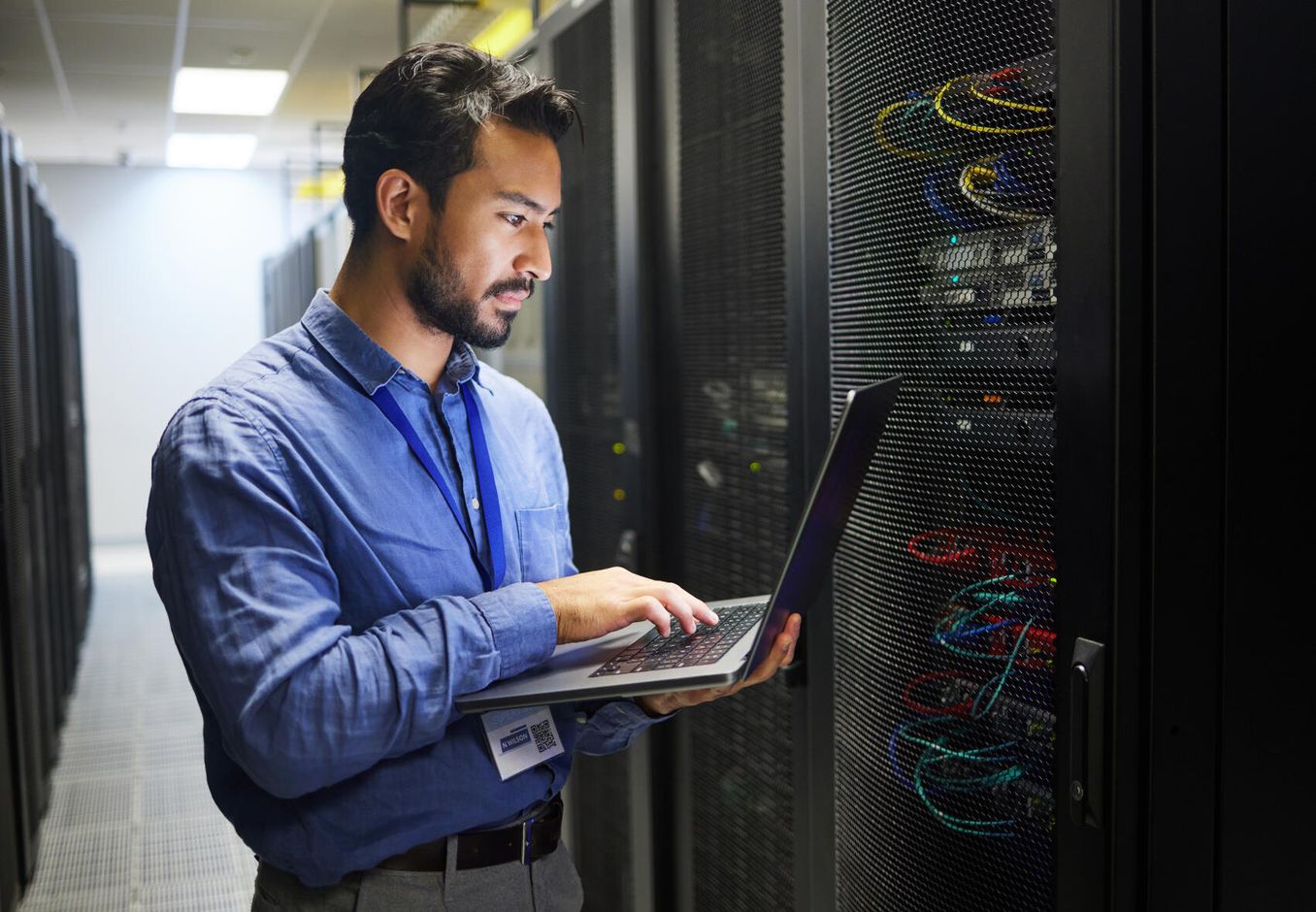 Data Science Einstiegsgehalt – Mann analysiert Daten am Laptop