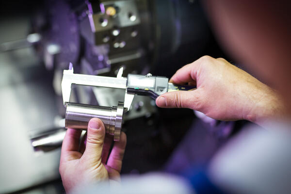 Fertigungsmechaniker misst Bauteil Fertigungsmechaniker misst Bauteil