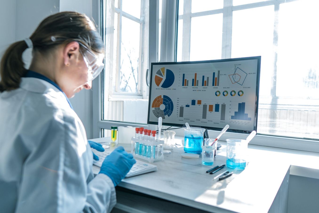 Studentin experimentiert in ihrem Biochemie Studium