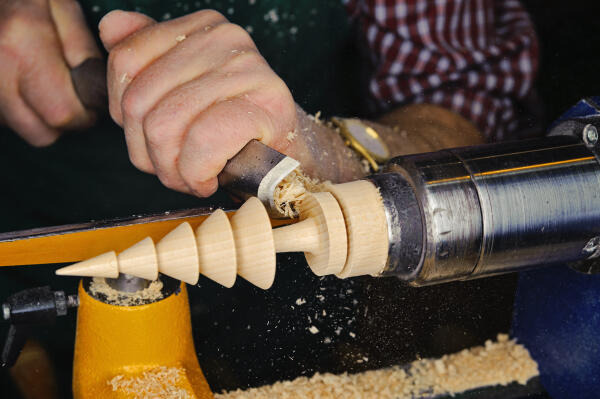 Holzspielzeugmacher stellt einen Weihnachtsbaum her Holzspielzeugmacher stellt einen Weihnachtsbaum her