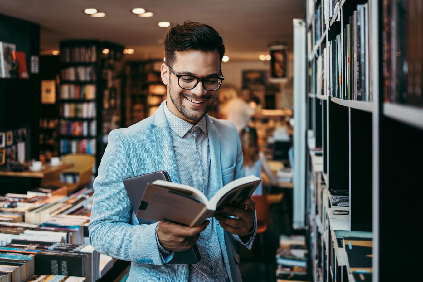 Studium mit Hauptschulabschluss – Student liest Buch in der Bibliothek