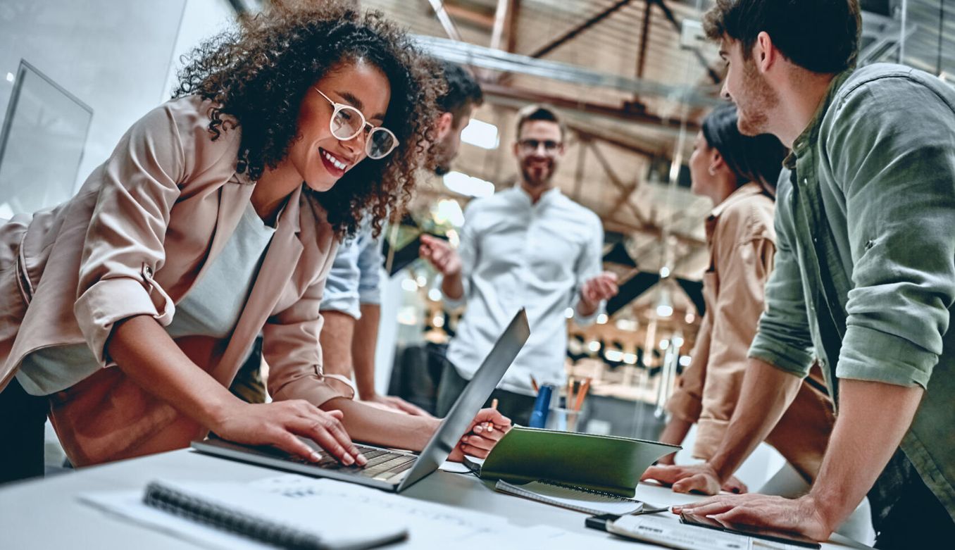 Studenten im Marketing Studium besprechen eine Kampagne