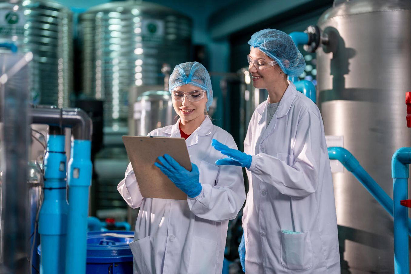 Zwei Studentinnen sammeln praktische Erfahrung im Materialwissenschaften Studium