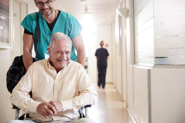 Assistent im Gesundheits- und Sozialwesen nimmt Patienten auf