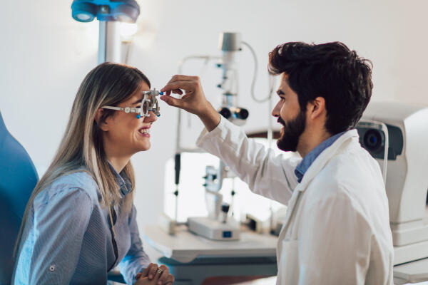 Augenarzt arbeitet mit Messbrille