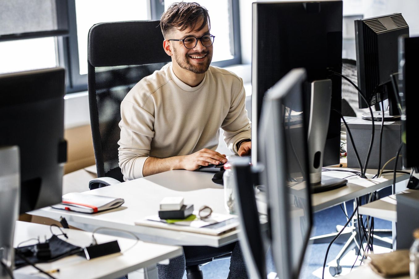 Informatik Einstiegsgehalt – Mann sitzt vor Computer