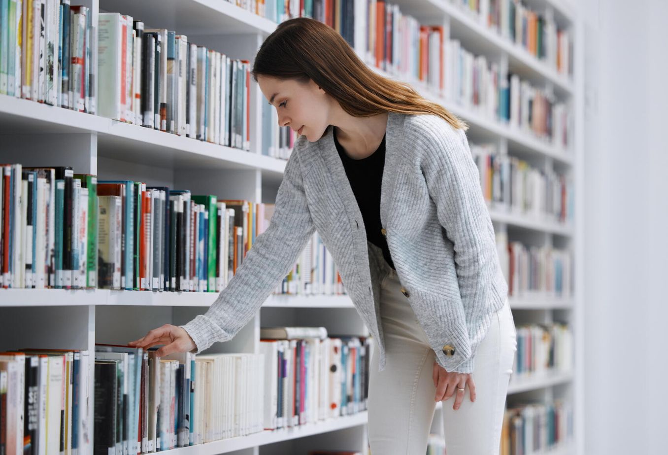 Schwerste Studiengaenge – Studierende verbringt viel Zeit in der Bibliothek um zu lernen