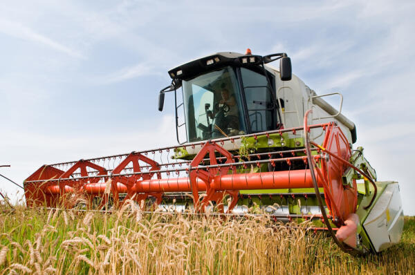 Land- und Baumaschinenmechatroniker arbeiten mit Land- und Baumaschinen