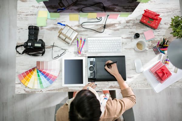 Kommunikationsdesignerin am Arbeitsplatz