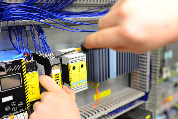 Elektronische Bauteile montieren Elektronische Bauteile montieren