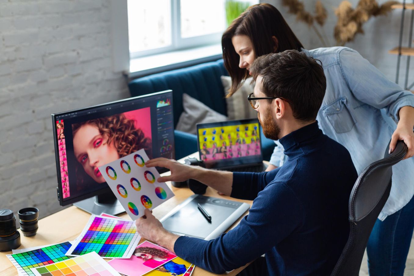 Zwei Mediengestalter Digital und Print beraten sich