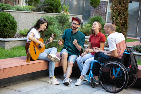 Heilerziehungspflegeassistentin singt gemeinsam mit Gruppe