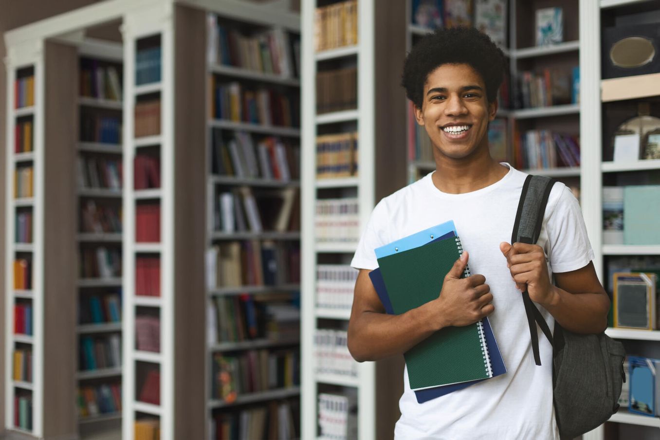 Ein Studentenausweis ermoeglicht dem Studierenden Zugang zur Ausleihe in der Bibliothek