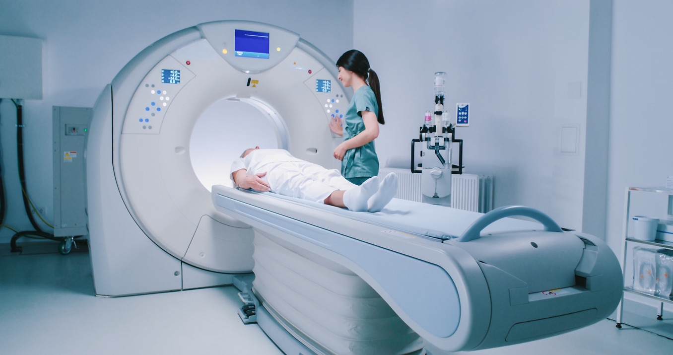 Neurologin führt MRT durch Neurologin führt MRT durch